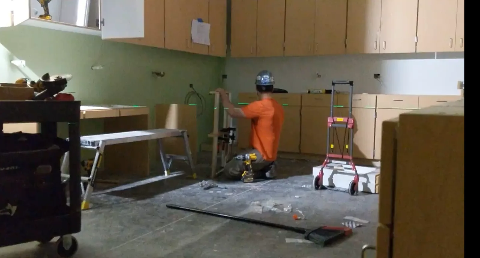 Bosch GLL 100 GX green laser used for cabinet installation