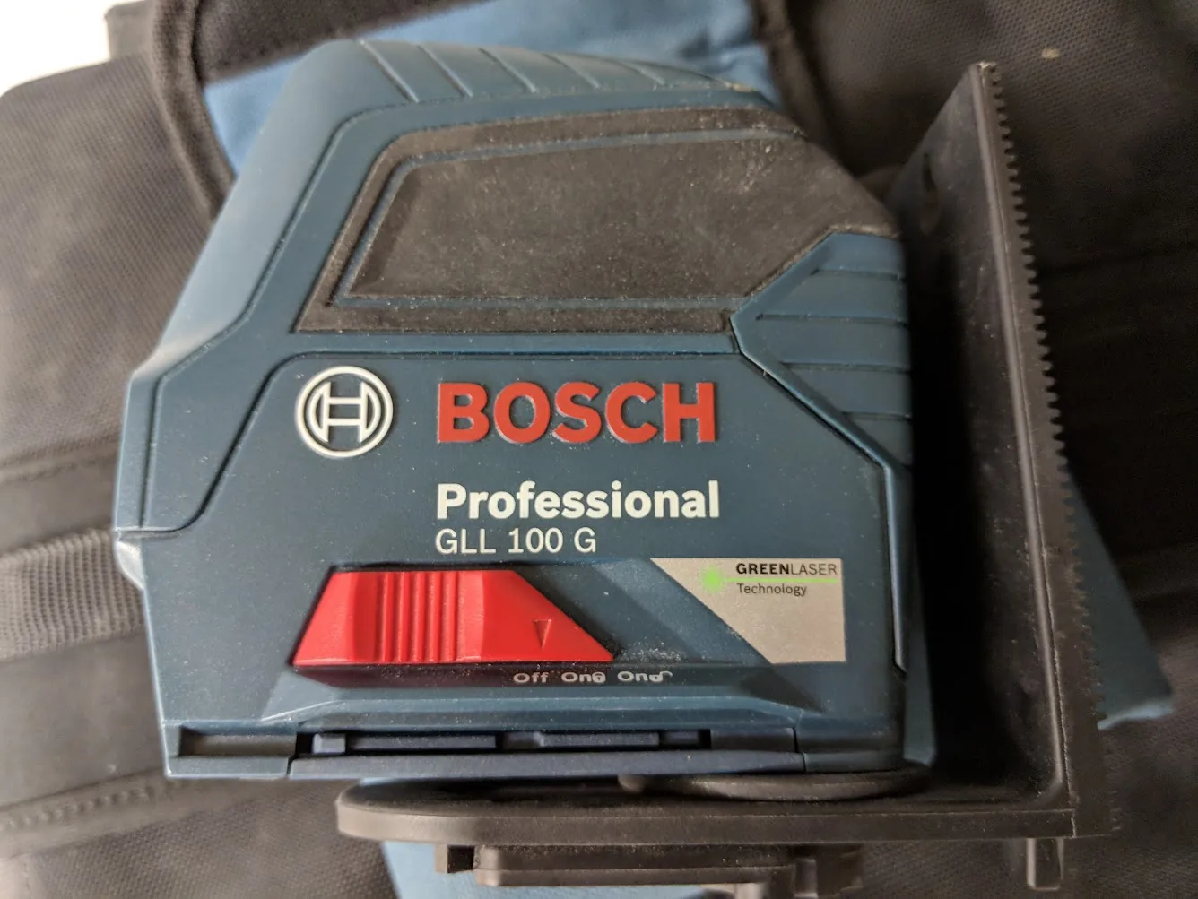 Close view of Bosch Professional GLL 100 GX laser and mounting bracket